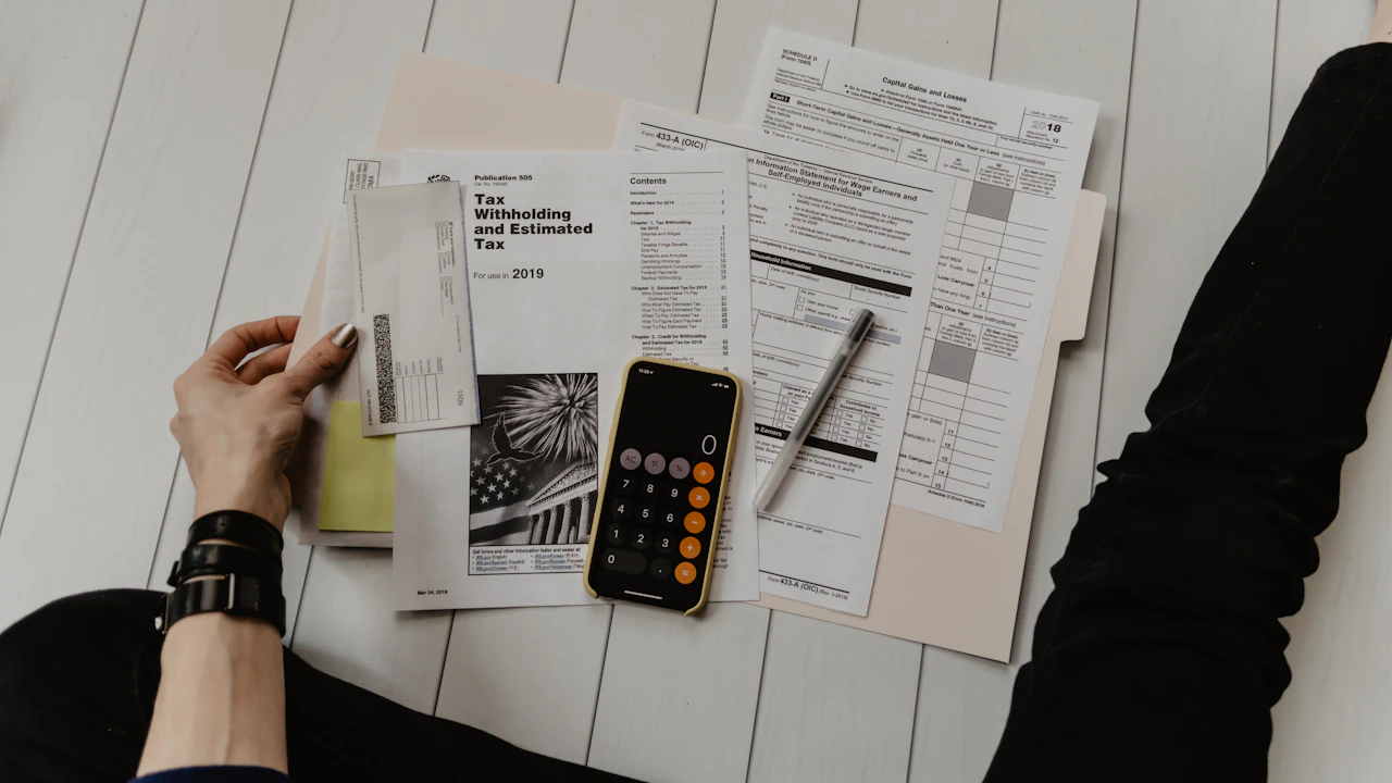 calculadora y documentos para calcular los gastos de una hipoteca