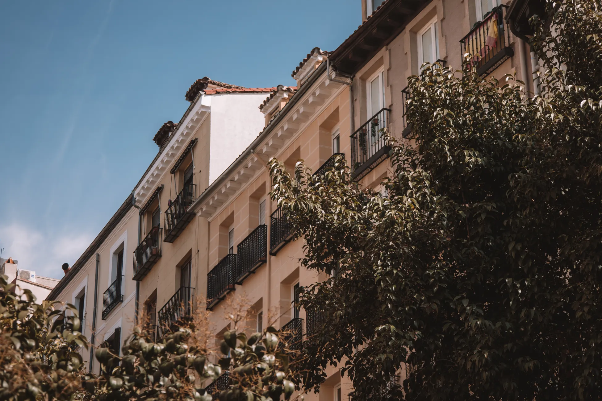 Edificio residencial de viviendas en España, ejemplo de inmuebles embargados que venden los bancos