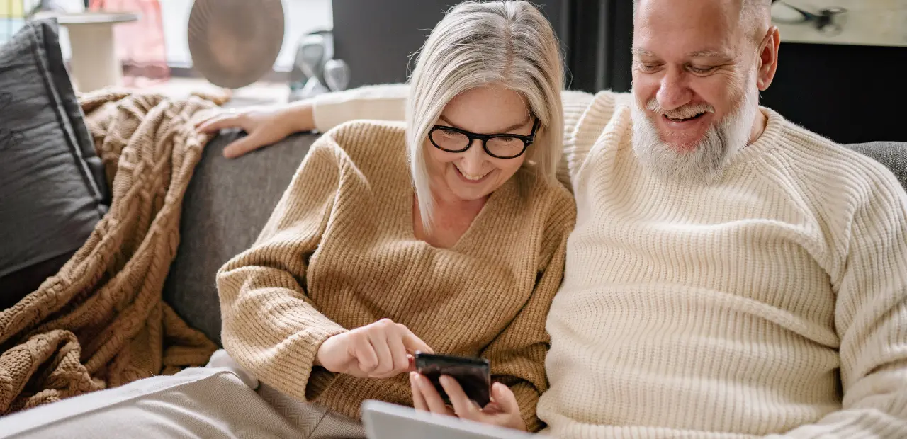 matrimonio mayor gestionando su hipoteca inversa en españa